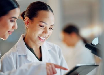 Scientist working on a tablet, providing regulatory consulting services for bacteriophage therapies at Qeen Biotechnologies.